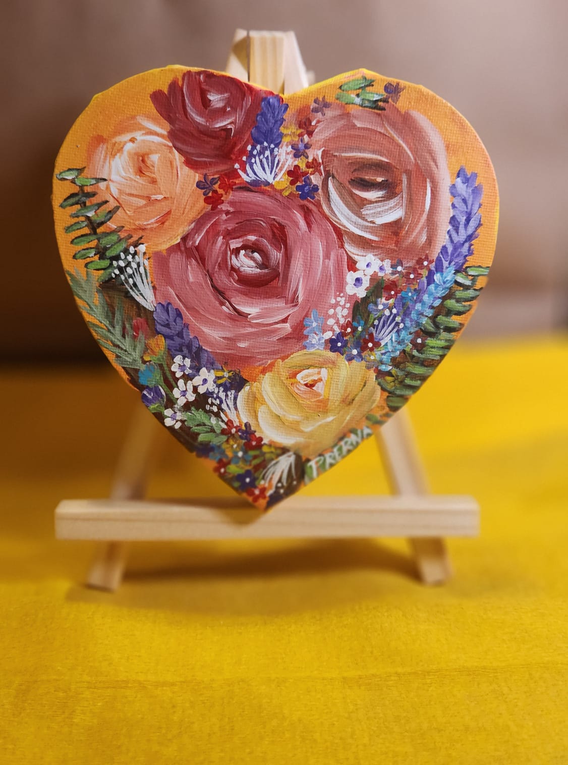 Roses in corazon  <br>14 cms (corazon)<br> Acrylic on canvas